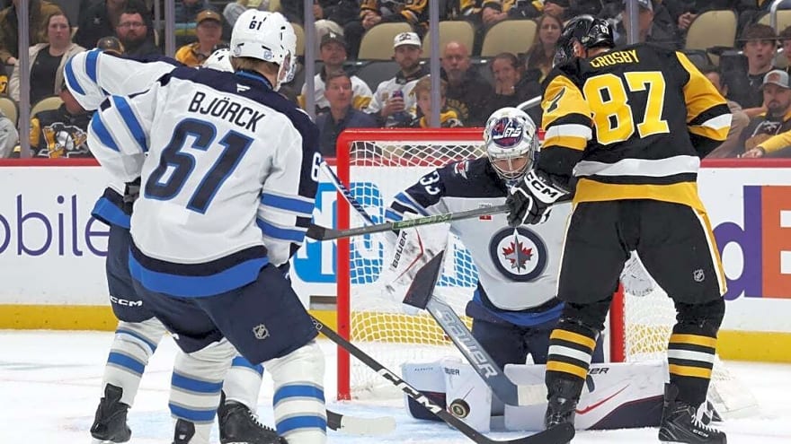 Jets ride 3-goal third period to victory over Penguins