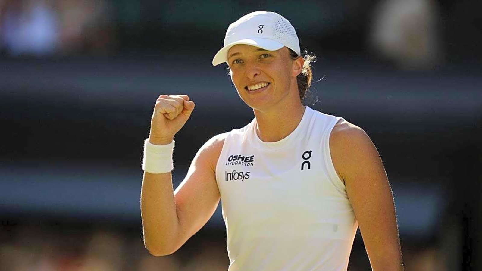 Iga Swiatek smashes way to first Wimbledon title
