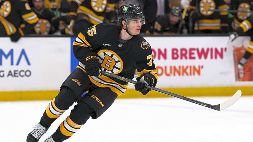 Bruins sign F Lukas Reichel to 1-year extension