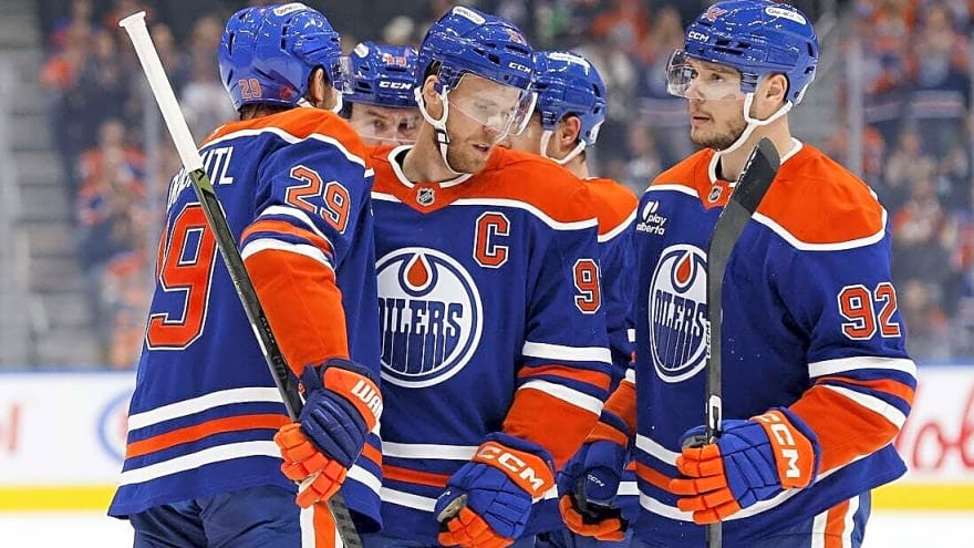 Eyeing Cup, Oilers begin Mike Babcock era vs. rebuilding Canucks