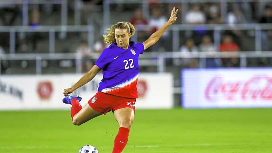 Summit sign Eva Gaetino from Paris Saint-Germain