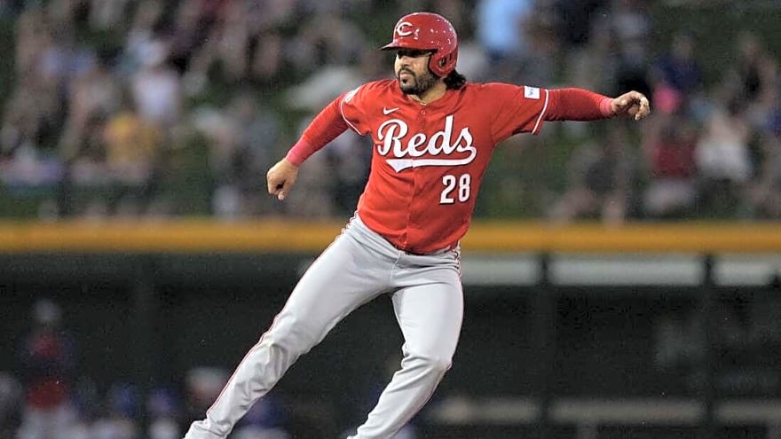 Eugenio Suarez begins second stint with Reds vs. Red Sox