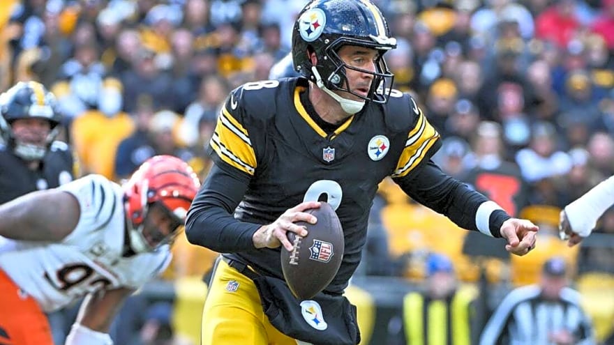 Steelers QB Aaron Rodgers (hand) questionable to return