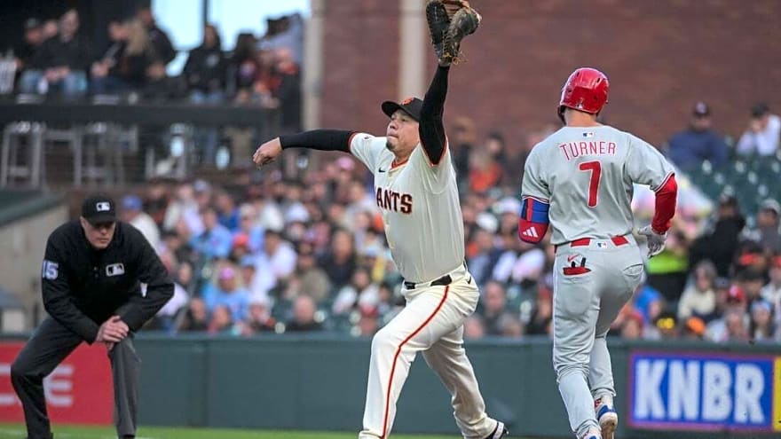 Giants score twice in 8th to get by Phillies