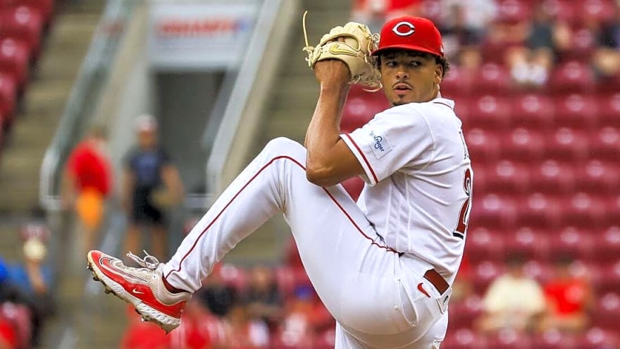 Young stars center stage as Reds visit Giants