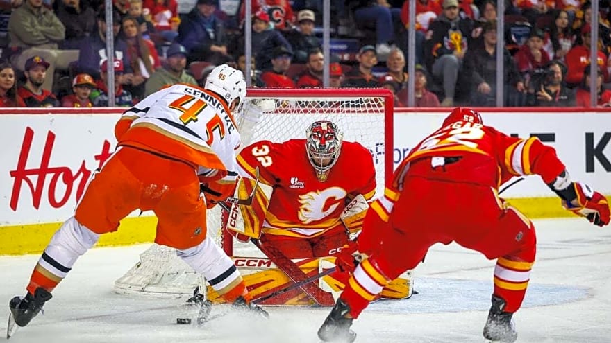 Beckett Sennecke's first hat trick extends Ducks' win streak