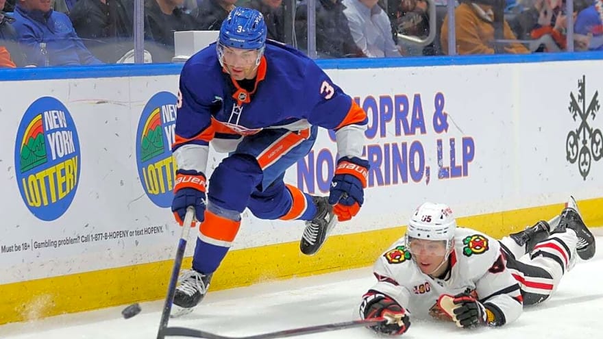 Blackhawks sink Islanders with midgame 4-goal surge