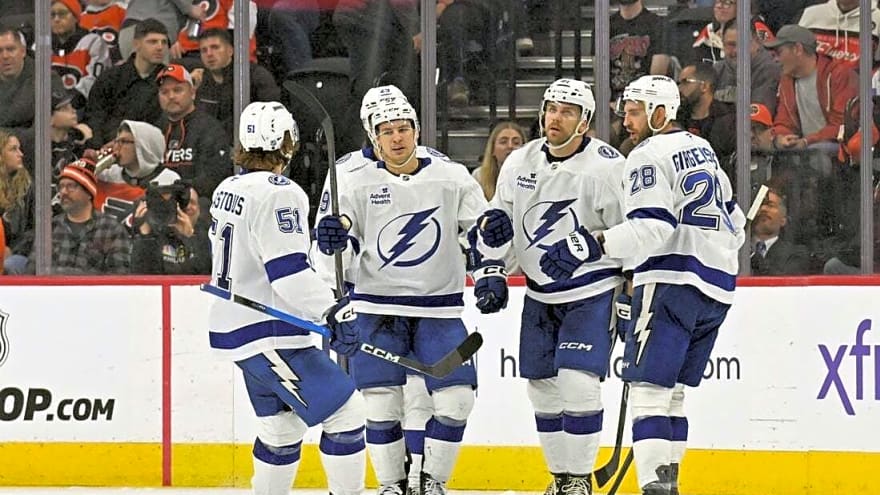 Lightning extend winning steak with 7-2 win over Flyers