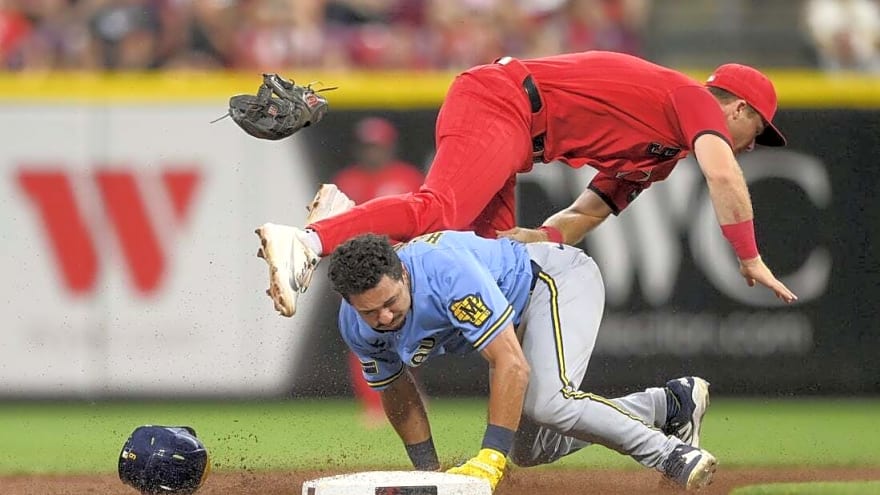 Reds top Brewers after lengthy weather delay