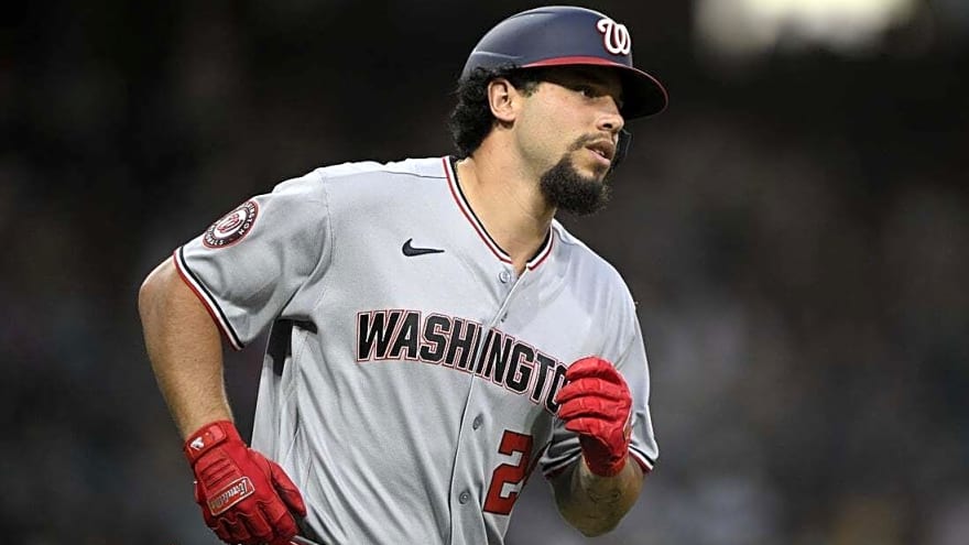 Padres score 4 runs in 8th to rally past Nationals