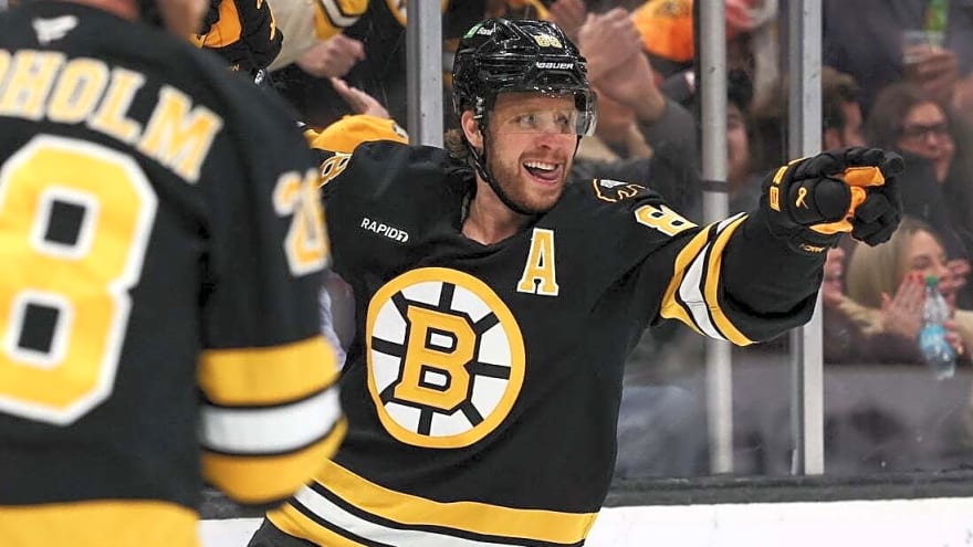 Bruins sink Islanders with second-period explosion