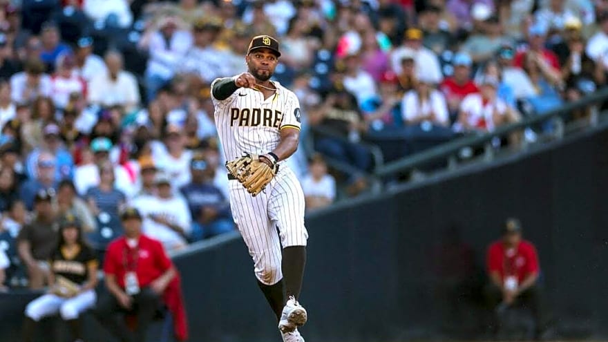 Jackson Merrill snaps slump with 2 HRs to help Padres edge Phillies