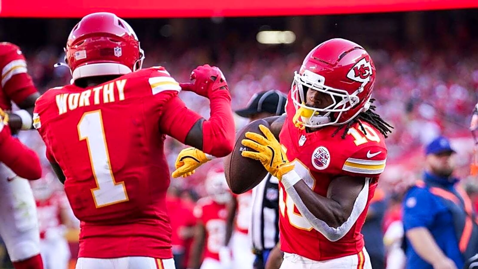 Patrick Mahomes tosses 4 TDs in Chiefs&#39; runaway win over Ravens