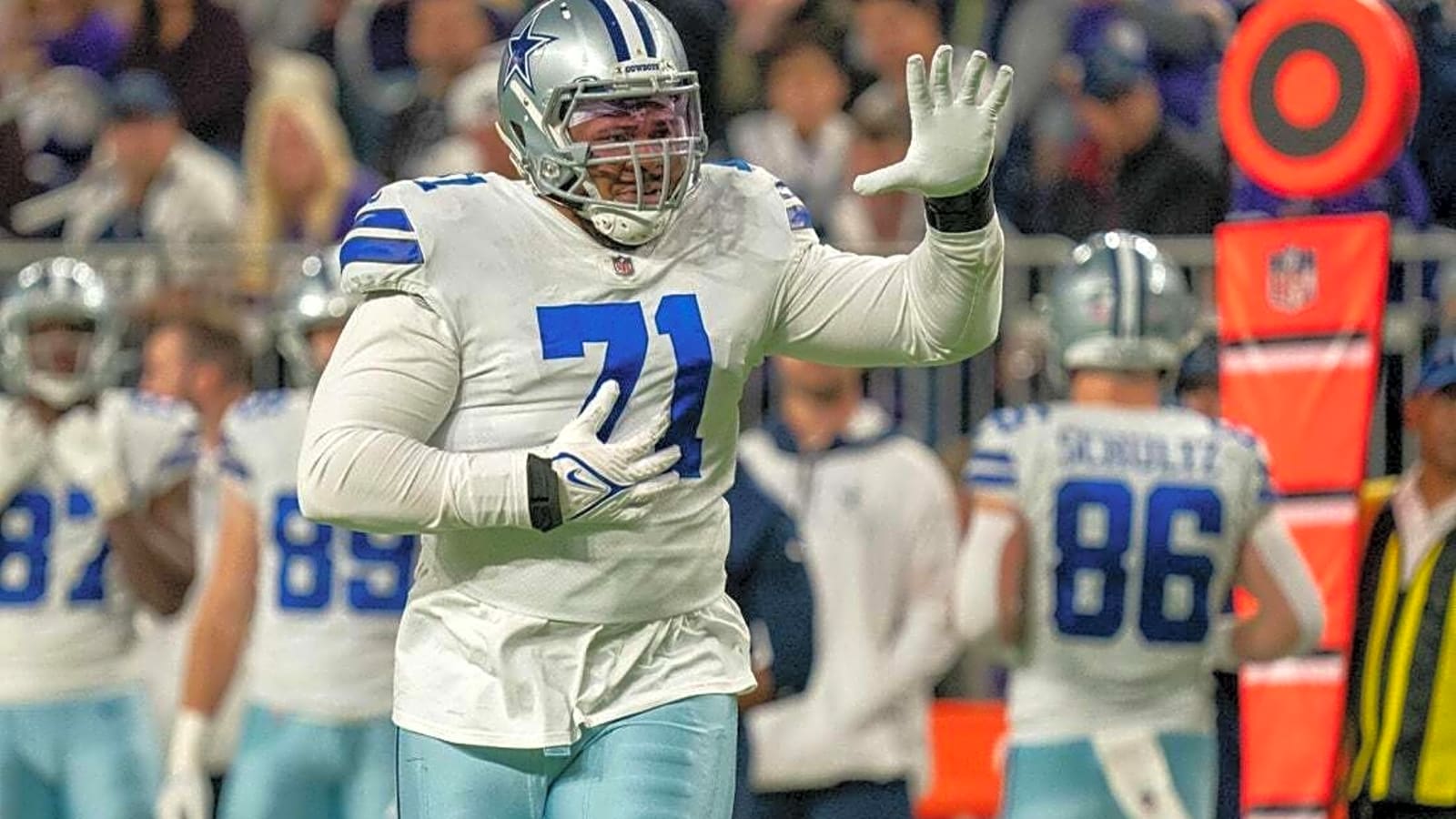 Cowboys bring back veteran OT La&#39;el Collins
