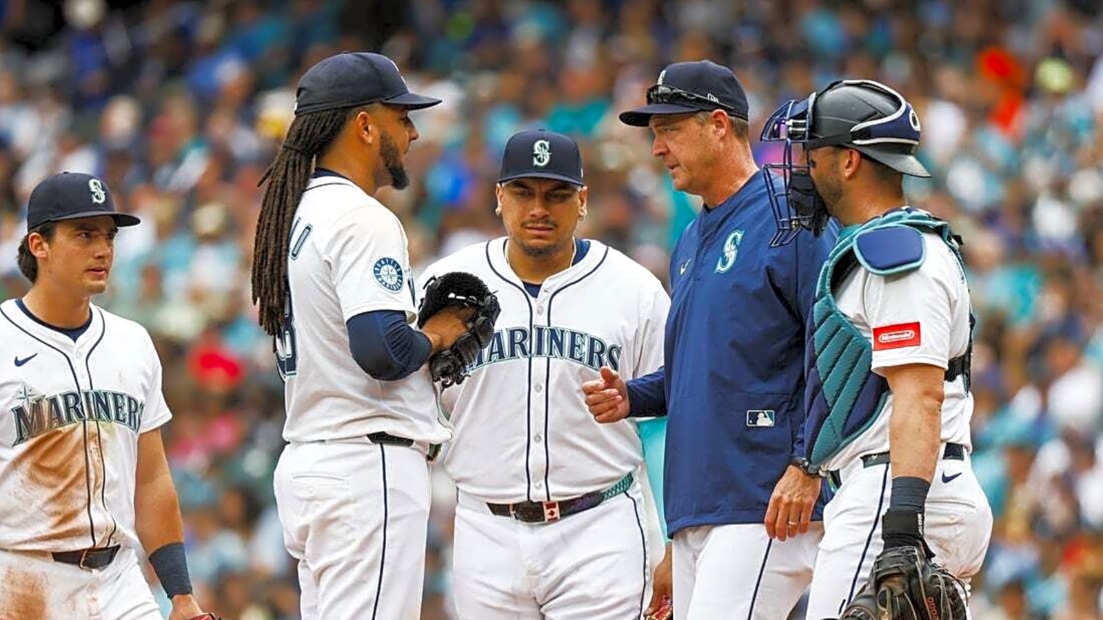 Mariners look to end trip on winning note vs. Phillies
