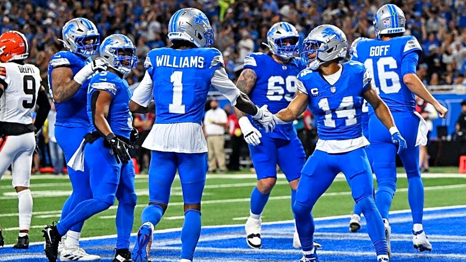 Amon-Ra St. Brown (2 TDs), Lions drub sloppy Browns