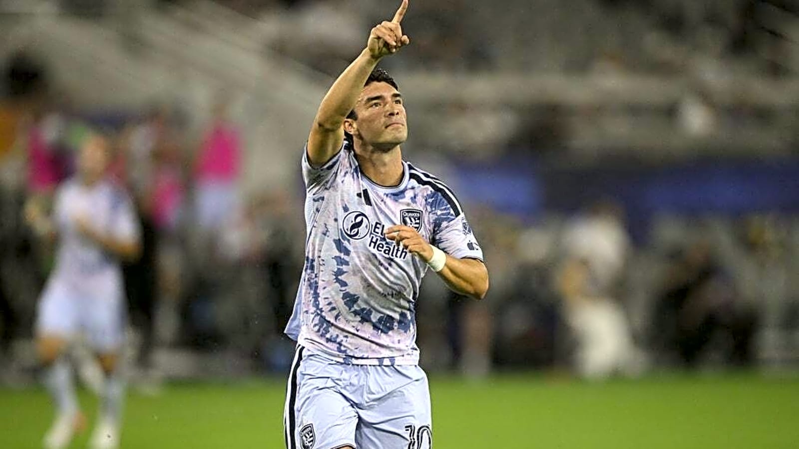 Earthquakes erupt early, hold on to beat San Diego