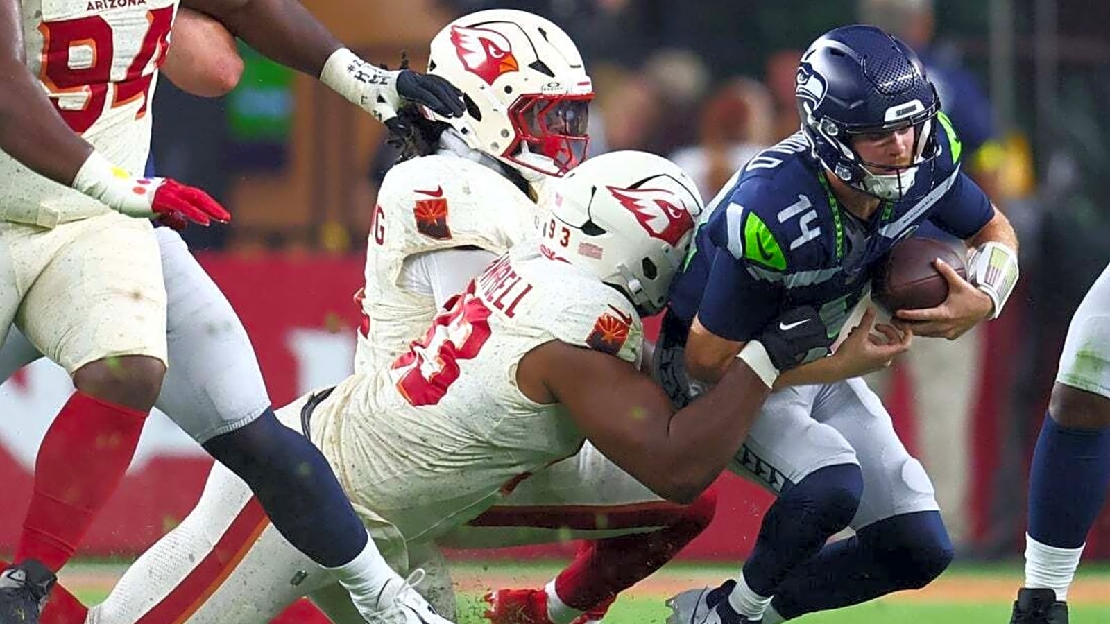 Seahawks survive Cardinals&#39; late rally, win on last-second FG
