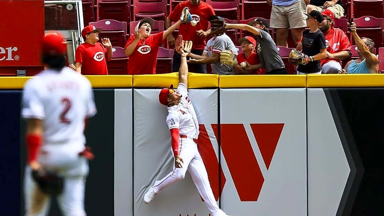 Three solo homers lift Diamondbacks past Reds