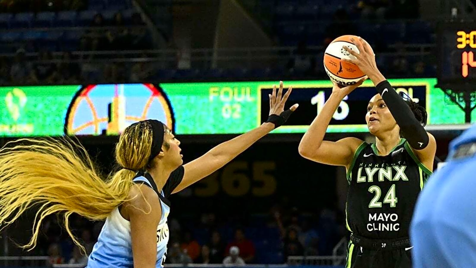 Napheesa Collier&#39;s leads Lynx past Angel Reese&#39;s Sky