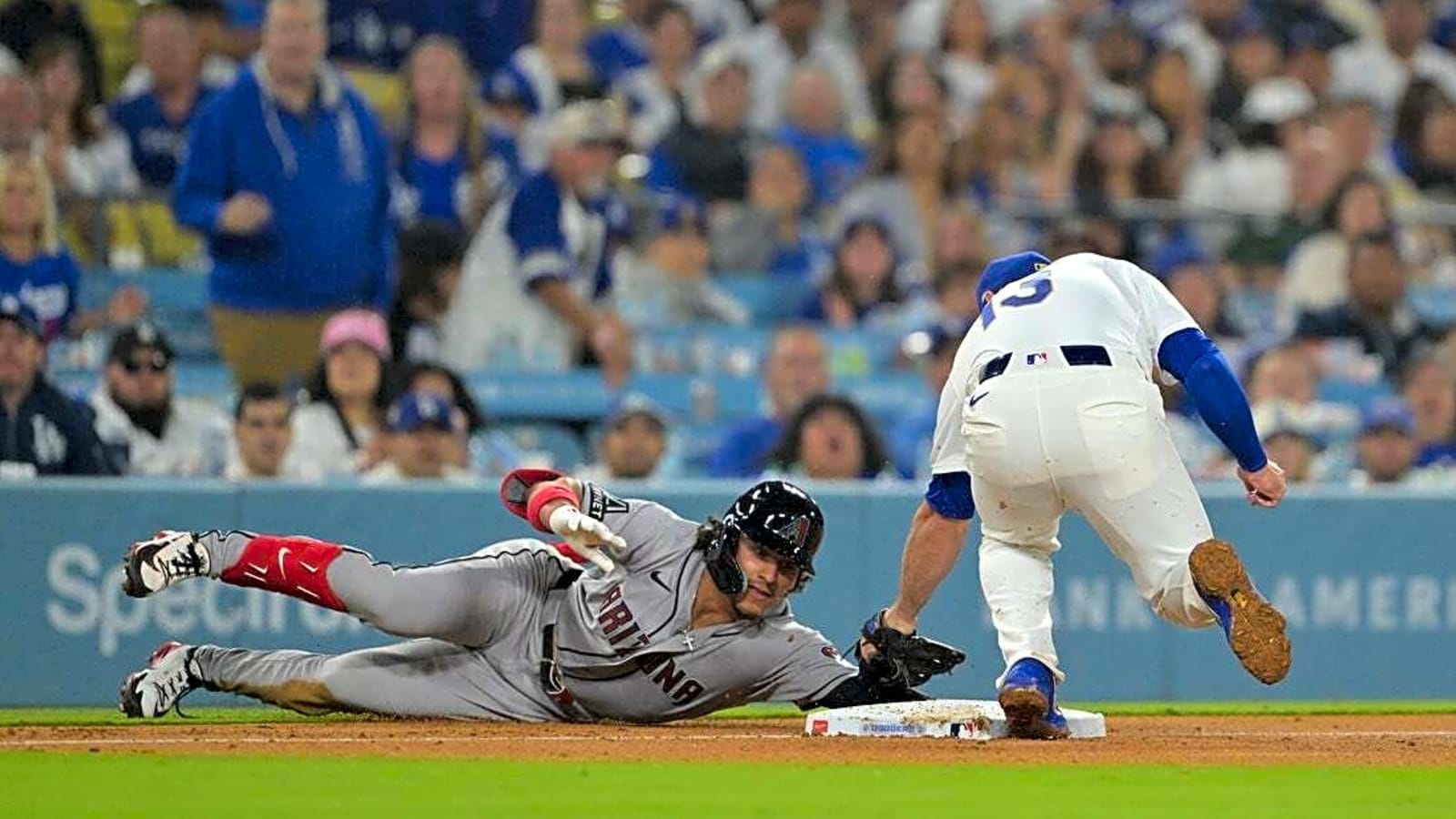 Edwin Diaz closes Dodgers' second straight win over D-backs