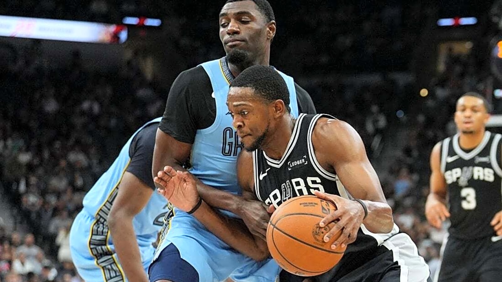 De'Aaron Fox, Harrison Barnes lead late rush as Spurs surge past Grizzlies