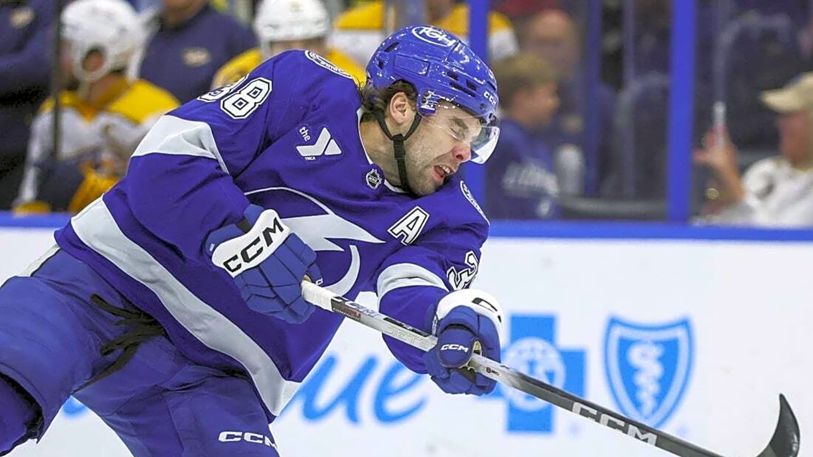 Atlantic rivals Lightning, Canadiens face off in crucial contest