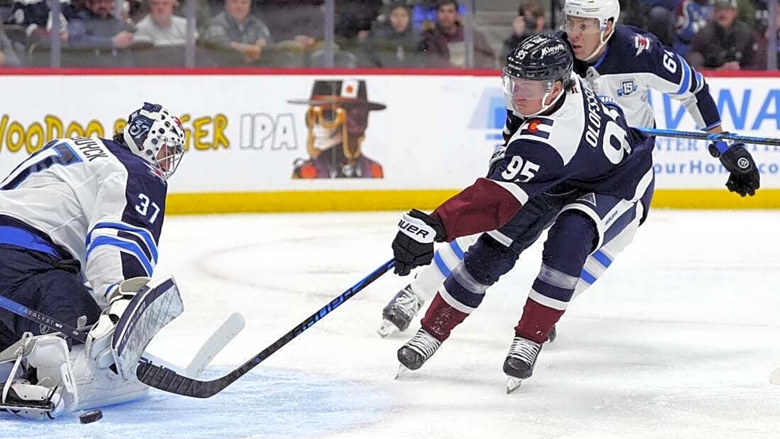 Avalanche top floundering Jets for 12th straight home win