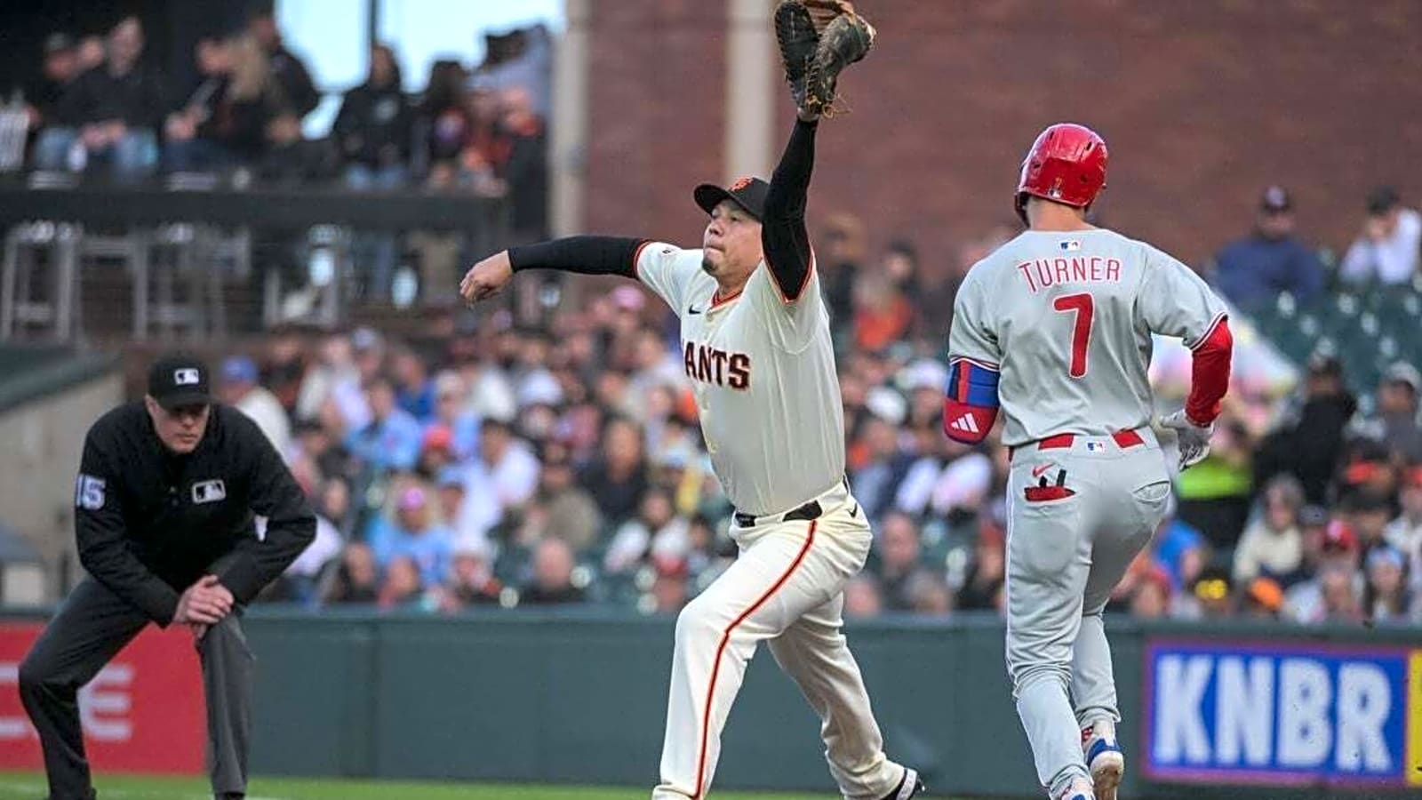 Giants score twice in 8th to get by Phillies