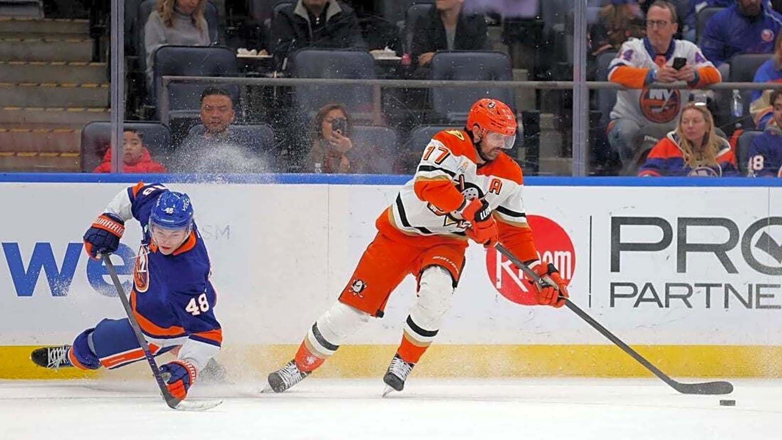 Islanders overcome key injury to take down Ducks