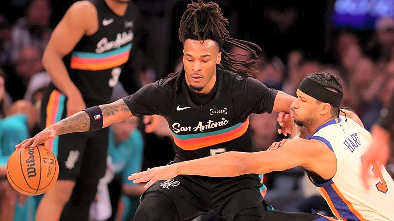 Knicks excel, snap Spurs' 11-game winning streak