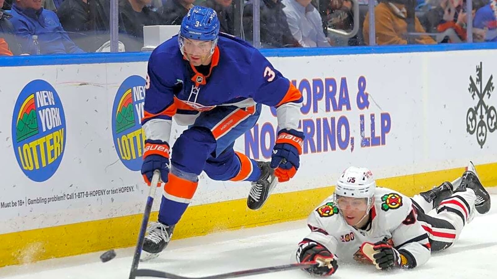 Blackhawks sink Islanders with midgame 4-goal surge