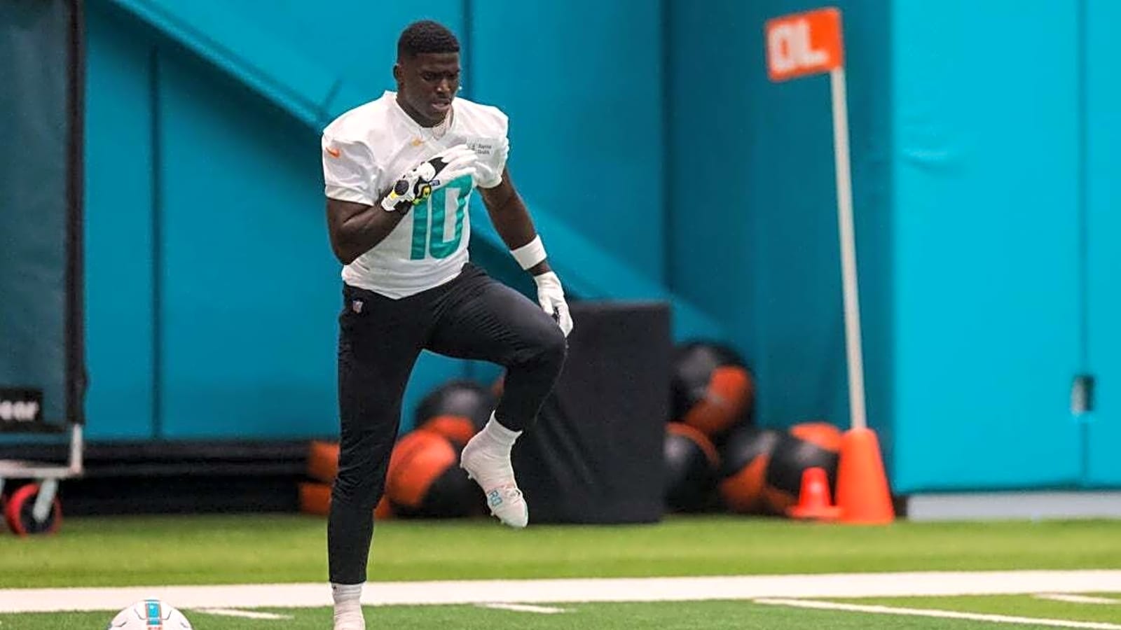 Report: Teams monitoring Dolphins WR Tyreek Hill as trade candidate