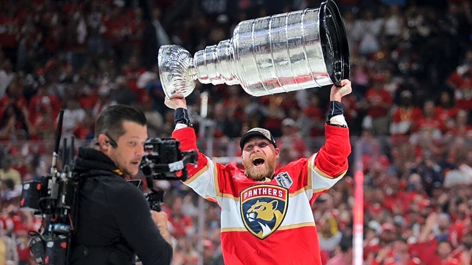 Panthers F Sam Bennett signs 8-year, $64M extension