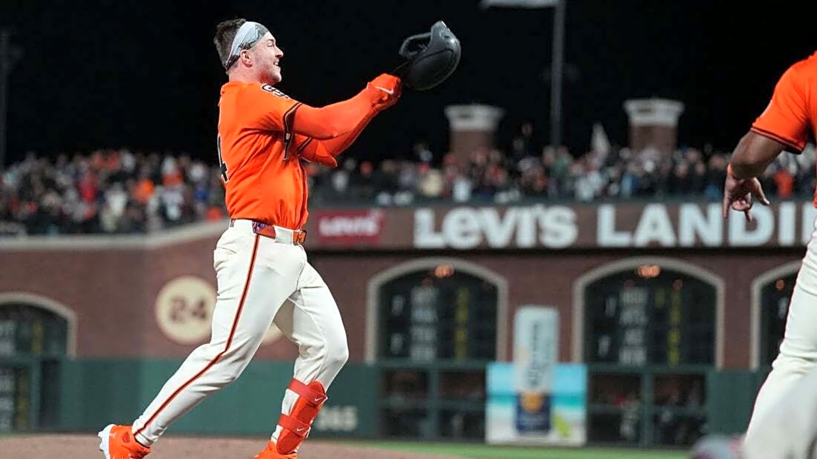 Giants continue fight for wild-card berth against Dodgers