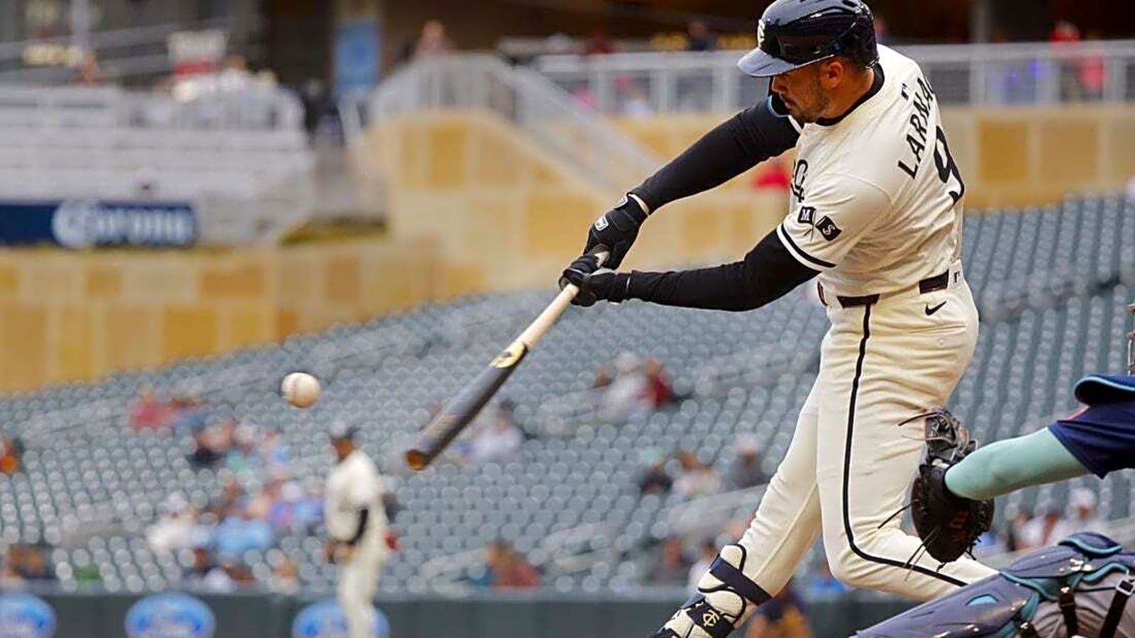 Twins topple Mariners 10-1 to split four-game series