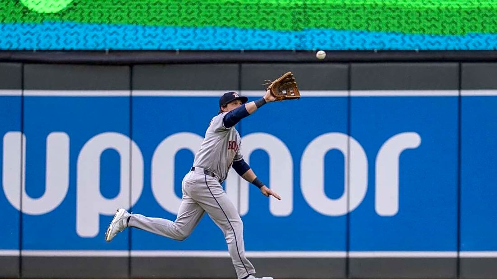 Banged-up Astros pursue series victory over Twins