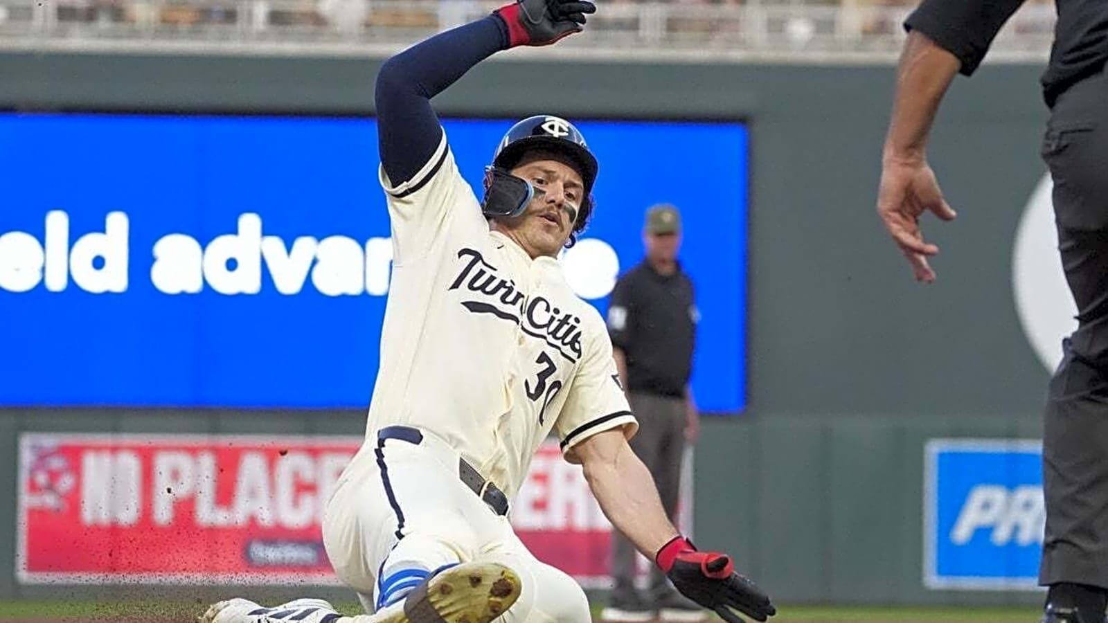 Jackson Chourio leads way as Brewers edge Twins