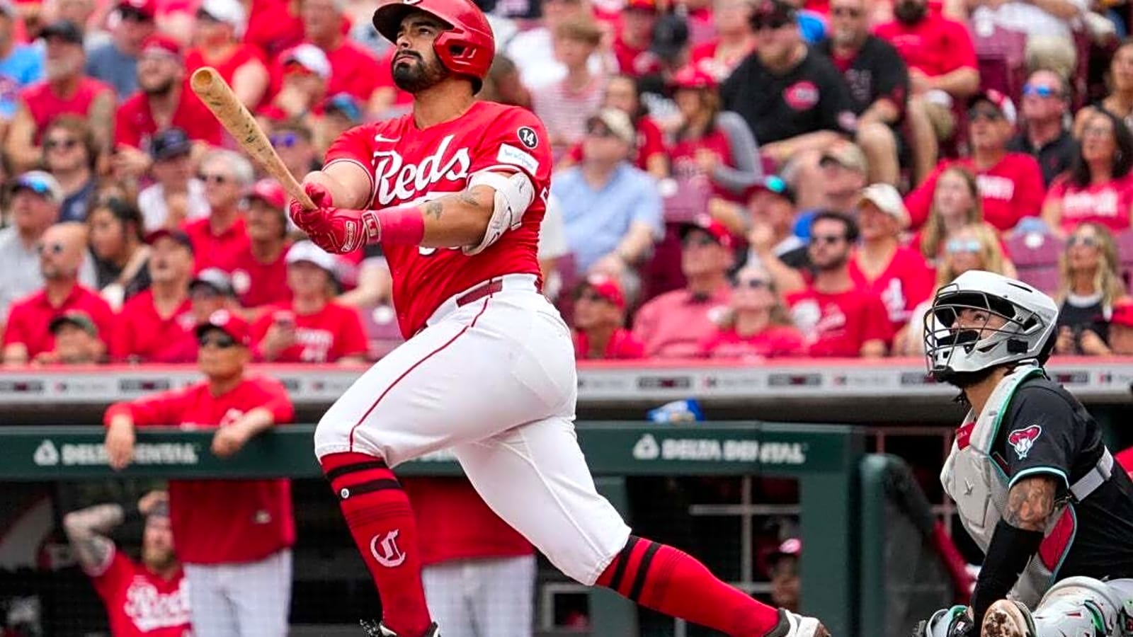 Reds put on offensive show to rout Diamondbacks