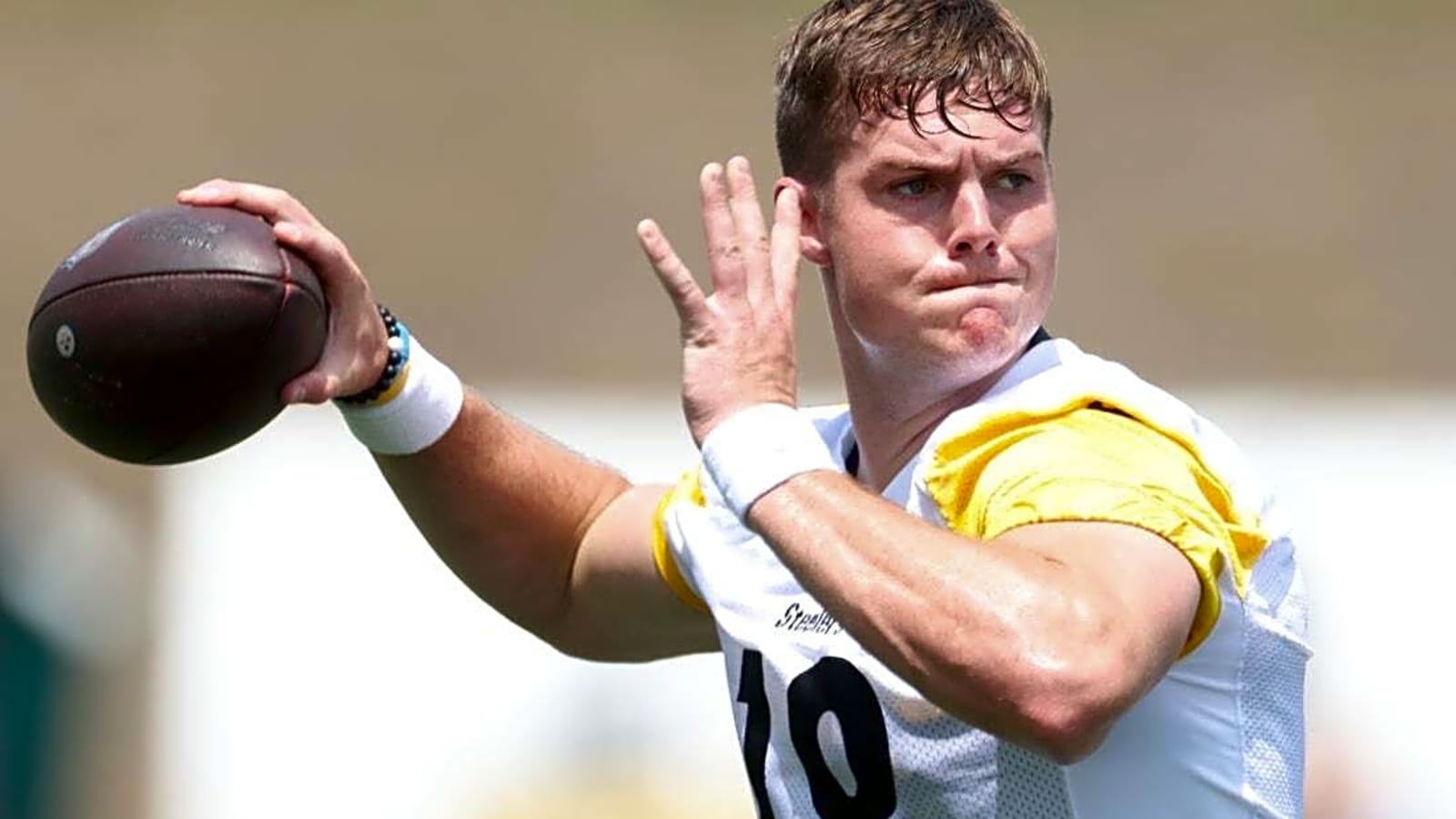 Steelers rookie QB Will Howard hurts throwing hand at practice