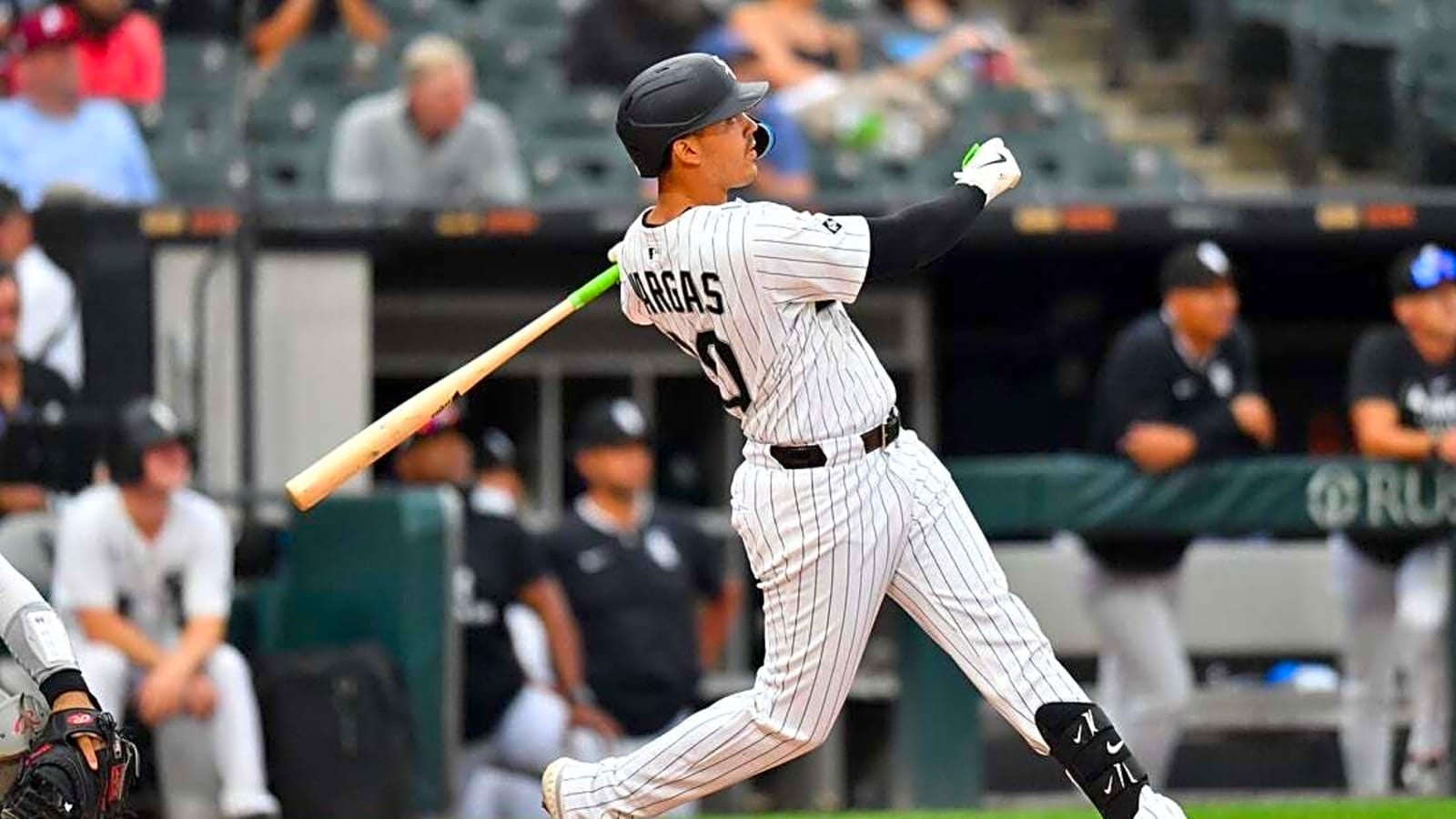 White Sox erupt for 7 in the 7th to put away Phillies