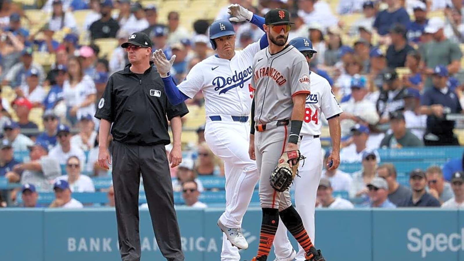 Giants rally to avert four-game sweep vs. Dodgers