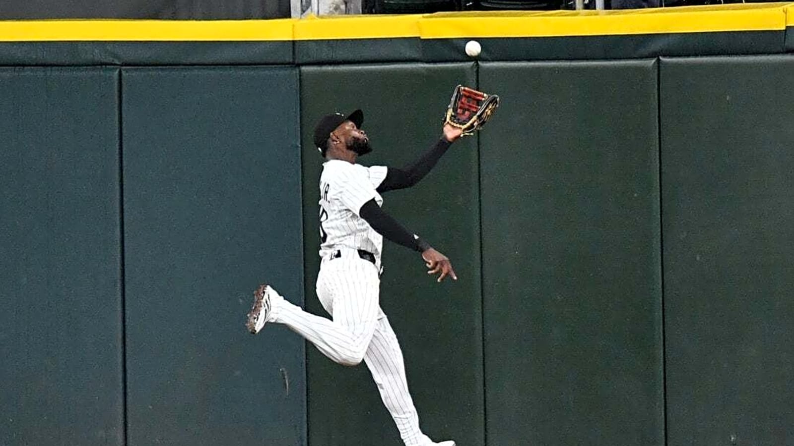 White Sox place Luis Robert Jr. (hamstring) on 10-day IL
