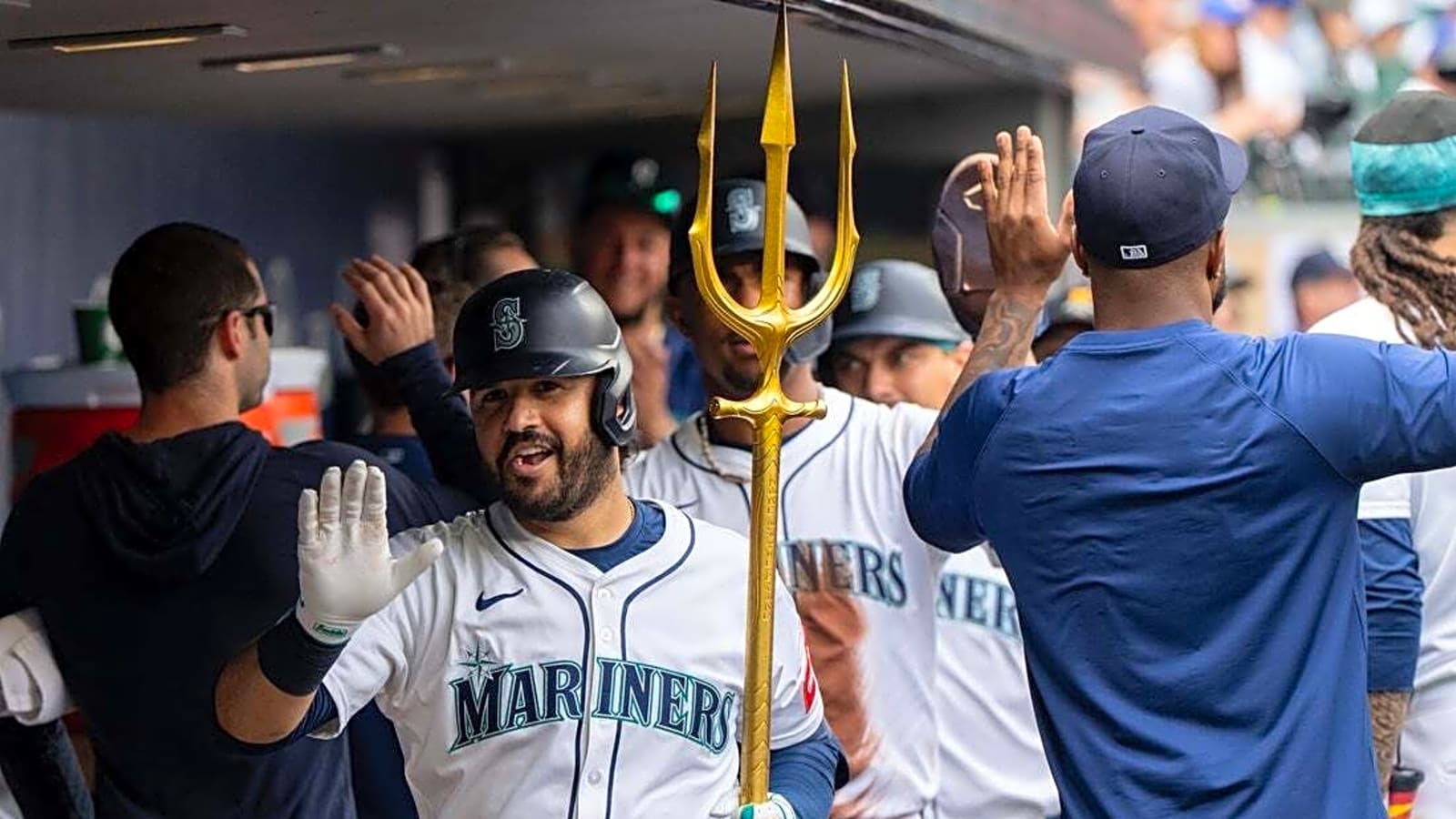 Eugenio Suarez&#39;s homer helps Mariners hold off Padres