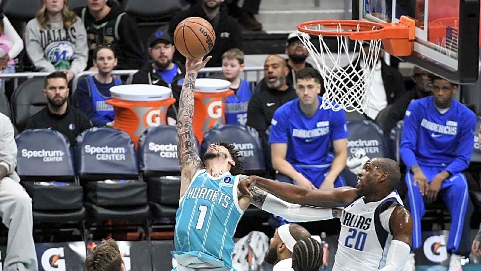 Hornets blast Mavericks to get back to .500