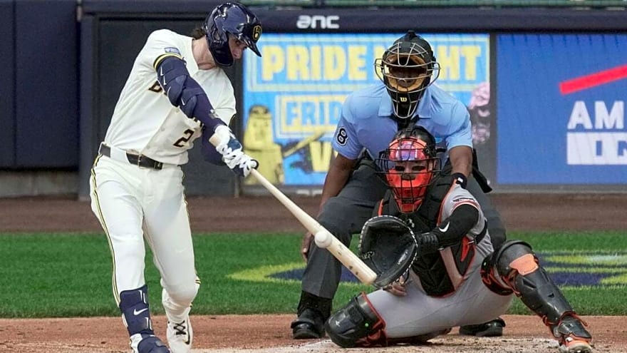 Brewers rack up 16 runs, 18 hits in demolition of Giants