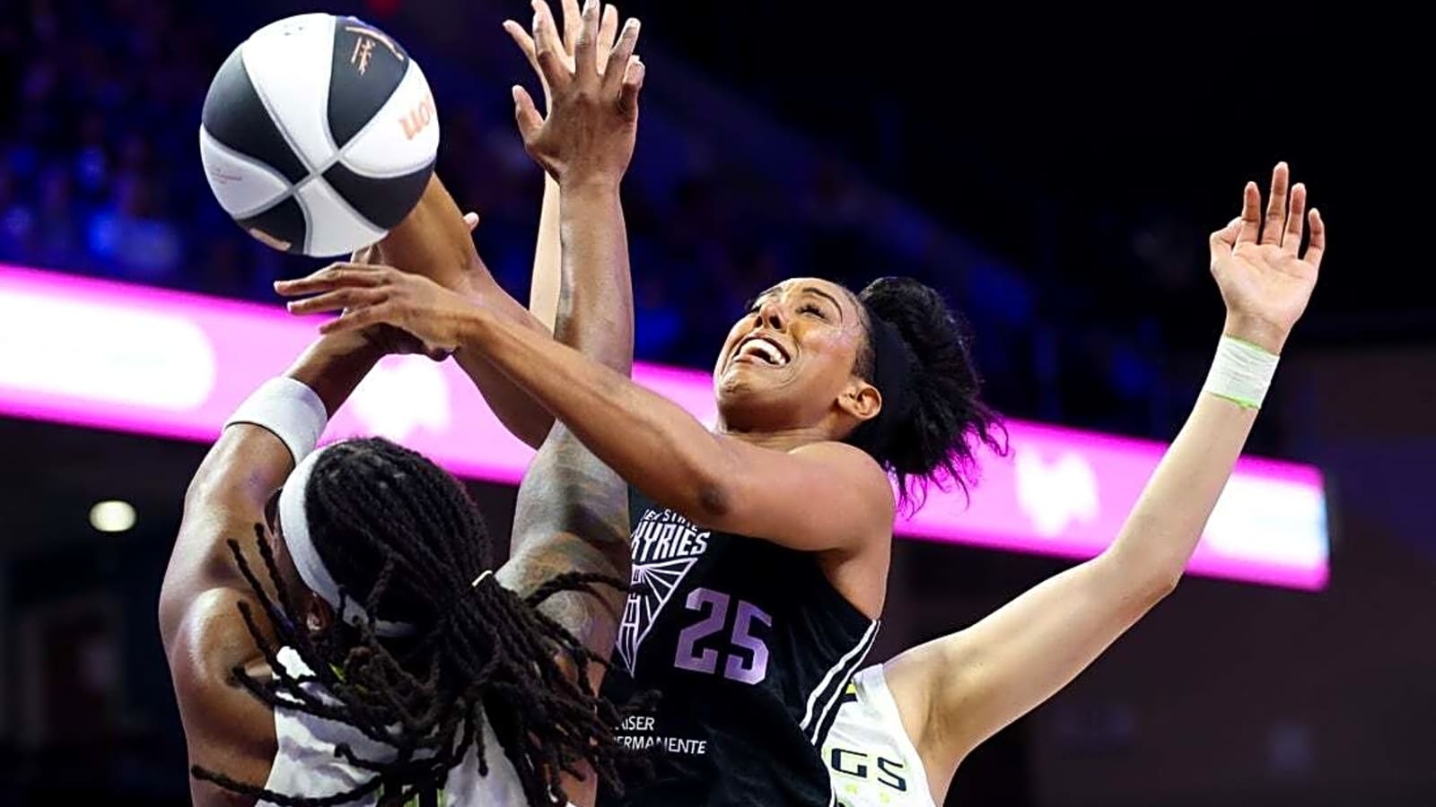 Paige Bueckers, Wings dump Valkyries, end skid