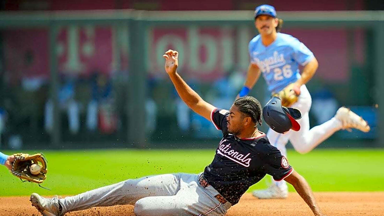 Nationals score early and late to hold off Royals