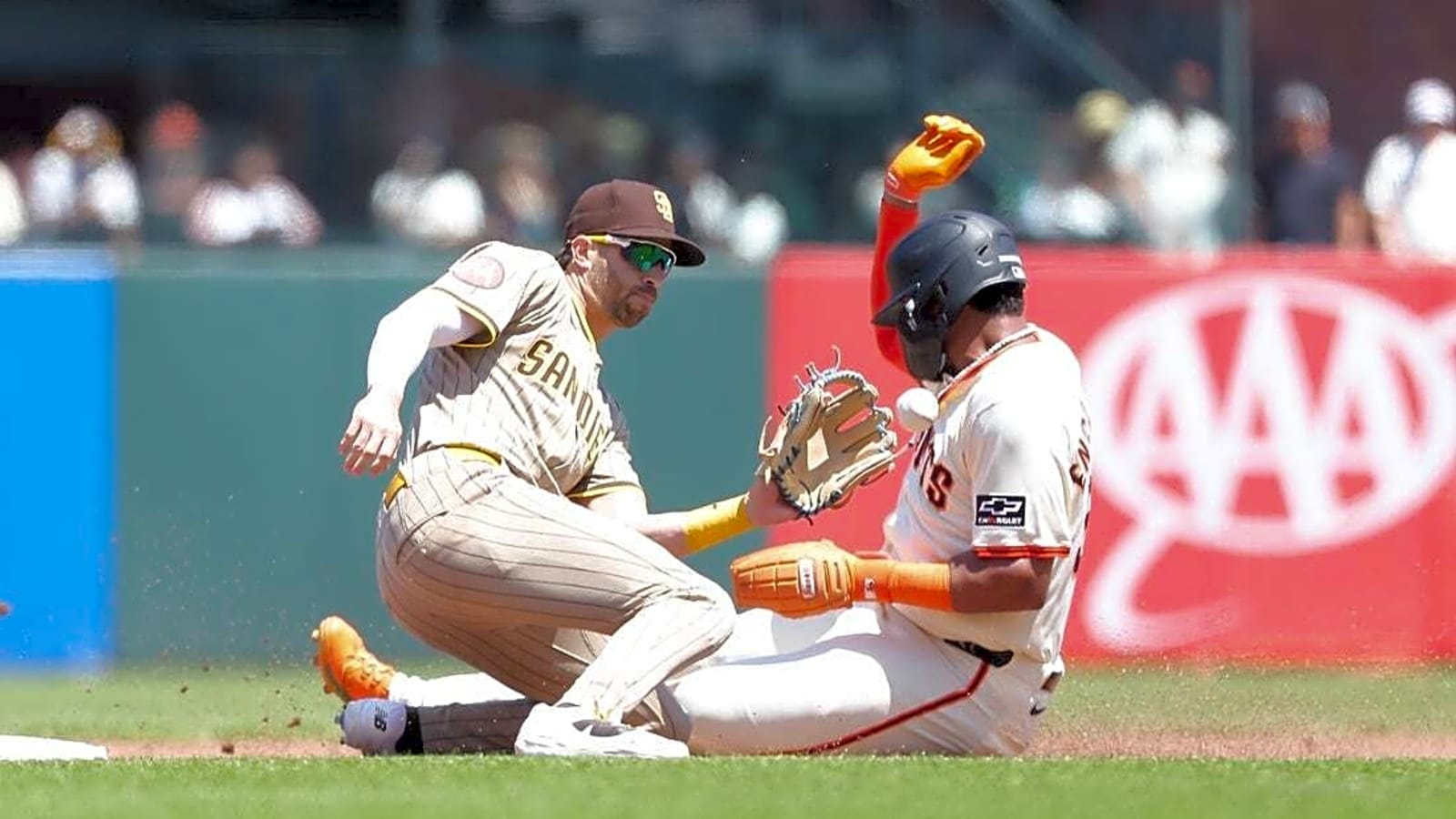 Robbie Ray first NL pitcher to 8 wins as Giants edge Padres