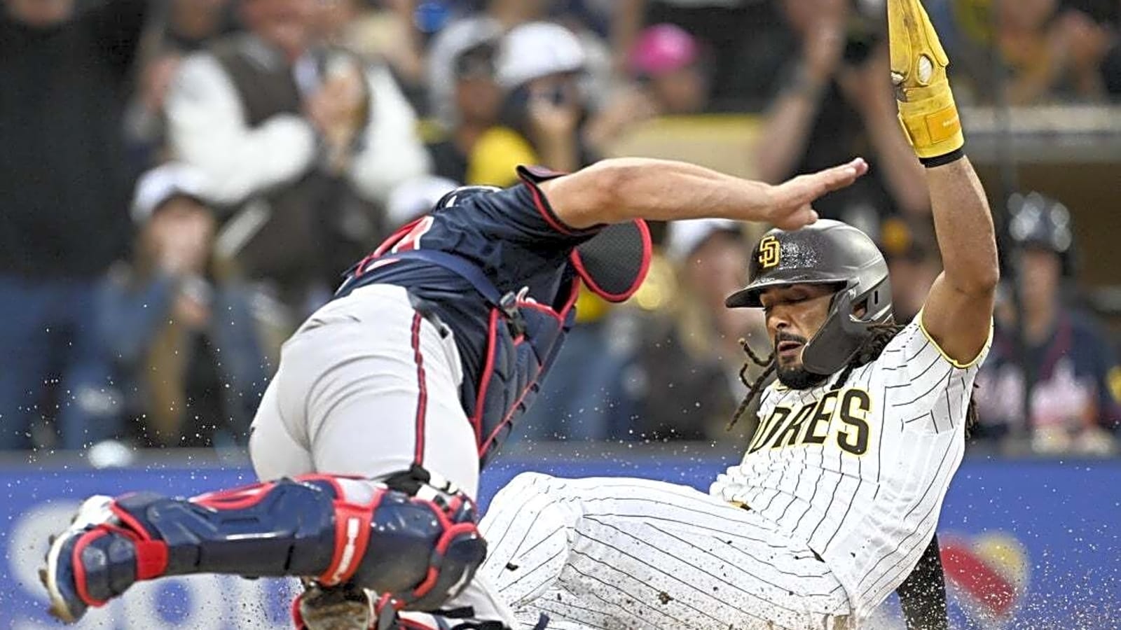 Padres edge Braves on Manny Machado's 10th-inning single